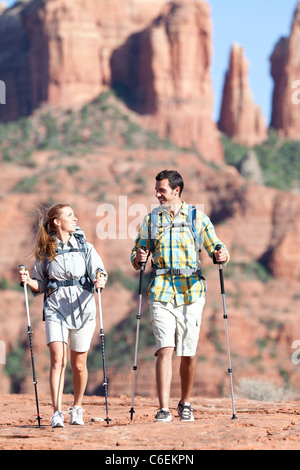 USA, Arizona, Sedona, junges Paar, Wandern in der Wüste Stockfoto