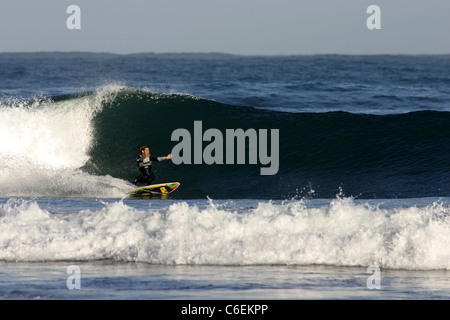 Surfer auf einer Welle in den kalten Gewässern des Biobio, Chile. Stockfoto