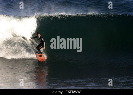 Surfer auf einer Welle in den kalten Gewässern des Biobio Chile. Stockfoto