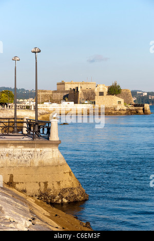 Schloss von San Antón - Festung, erbaut zwischen dem 16. und 17. Jahrhundert auf einer kleinen Insel in der Bucht von La Coruña, zur Verteidigung der Stadt gegen Angriffe aus dem Meer kommen. Während des englischen Angriffs von Francis Drake im Jahre 1589 diente das Schloss wirksam, die Einfahrt in die Stadt zu verteidigen.  Toda Stockfoto