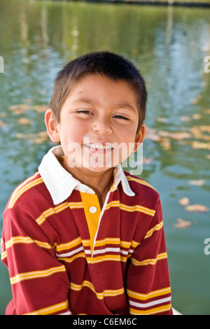 Lächelnden jungen Hispanic American Boy 5-6 Jahr alt grinst Kamera. Herr © Myrleen Pearson Stockfoto