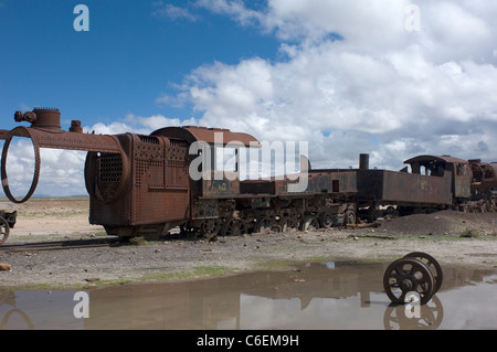 Zwei der vielen rostenden Dampflokomotiven auf dem Zug Friedhof liegt in der Wüste außerhalb Uyuni, Bolivien. Stockfoto