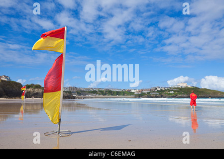 Rettungsschwimmer auf Pflicht Warnflaggen an den Stränden von Newquay Cornwall England UK GB EU Europa gelb und rot Stockfoto