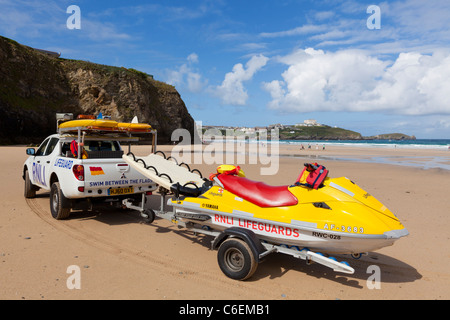 Rettungsfahrzeug RNLI Rettungsschwimmer am Strand in Newquay Cornwall England UK GB EU Europa Stockfoto