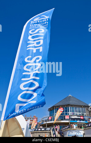 Fistral Strand Surf Schule Werbebanner Newquay Cornwall England UK GB EU Europa Stockfoto