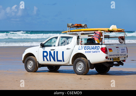 Rettungsfahrzeug RNLI Rettungsschwimmer am Strand in Newquay Cornwall England UK GB EU Europa Stockfoto