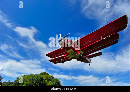 Eine Weitwinkeleinstellung eine Antonov AN-2 Doppeldecker auf kurze Finale. Bewegungsunschärfe auf den Propeller. Platz für Text in den Himmel. Stockfoto