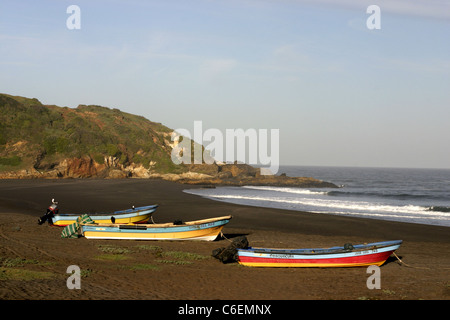 Angelboote/Fischerboote am Strand von La Rinconada. Cobquecura, Biobio, Chile, Südamerika Stockfoto