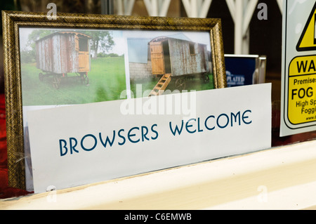 Melden Sie sich an einem Schaufenster, Käufer zu informieren, dass Browser willkommen sind Stockfoto