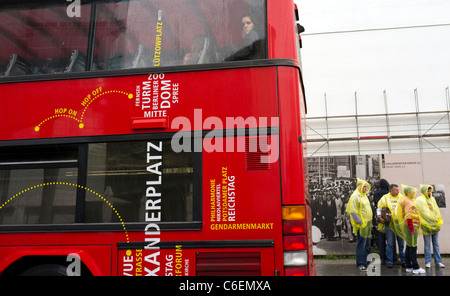 Touristen am Checkpoint Charlie, Berlin, Deutschland Stockfoto