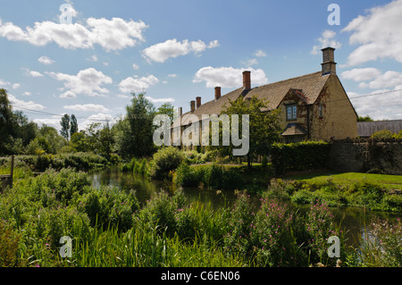 Häuser neben dem Fluss Coln in Gloucestershire Dorf von Fairford Stockfoto