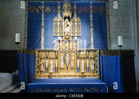 Reich verzierten Altar im Inneren der Kirche St Mary, Fairford, Gloucestershire Stockfoto