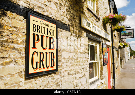 Melden Sie sich vor einem Pub in Fairford Werbung Great British Pub Grub Stockfoto