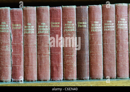 Zeile mit dem Book Of Common Prayer auf einem Regal in einer Kirche Stockfoto