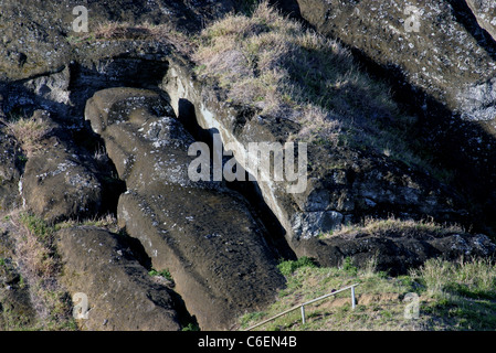 Riesigen Moai Statuten unvollendet an der Felswand im Steinbruch Moai. Rapa Nui, Osterinsel, Pazifik, Chile Stockfoto