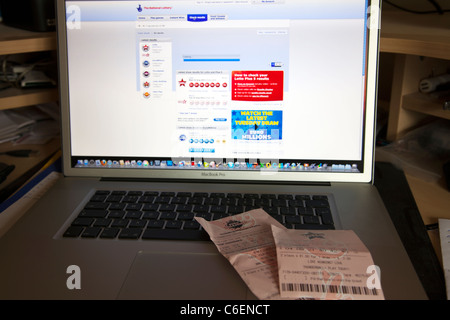 UK-Lotterie-Tickets als geprüfte Online-Internet-Lotto und Euro Millionen zahlen Stockfoto