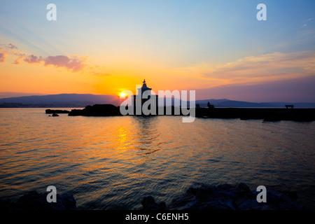 Argostoli-Hauptstadt von Kefalonia, griechische Inseln, Griechenland, berühmten Leuchtturm von Saint Theodoroi bei Sonnenuntergang Orange Leuchten Stockfoto