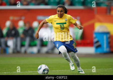 Marta aus Brasilien treibt den Ball während einer FIFA Frauen Welt Cup Gruppe D Spiel gegen Norwegen 3. Juli 2011. Stockfoto