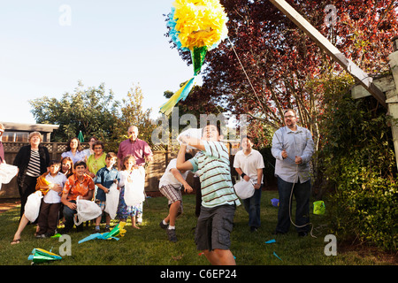 Hispanische Familie brechen Pinata im Hinterhof Stockfoto