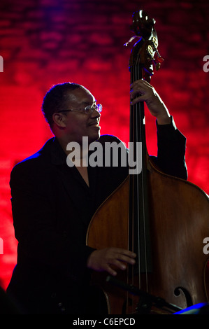 Akustische Bassist HASSAN SHAKUR spielt mit Monty Alexander Trio am Brecon Jazz Festival 2011 Stockfoto