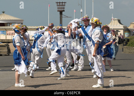 Morris Dancers auf Worthing direkt am Meer in West Sussex. Stockfoto