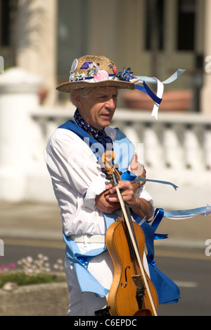 Morris Tänzer Musiker auf Worthing direkt am Meer in West Sussex. Stockfoto