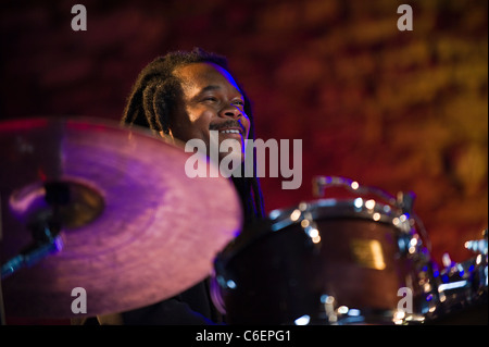 Schlagzeuger OBED CALVAIRE spielen mit Monty Alexander Trio am Brecon Jazz Festival 2011 Stockfoto