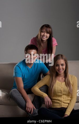 Porträt von Teenager-Jungen und Mädchen mit jungen Freund Stockfoto