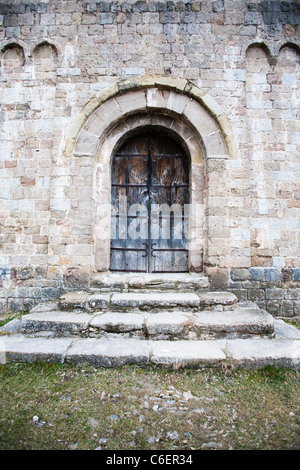 Haupteingang in der Kirche von Sant Jaume de Frontanyá Stockfoto