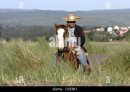 Gaucho auf Pferd in den Sanddünen in Pichilemu. Stockfoto