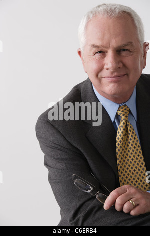 Porträt von senior Geschäftsmann, Studio gedreht Stockfoto