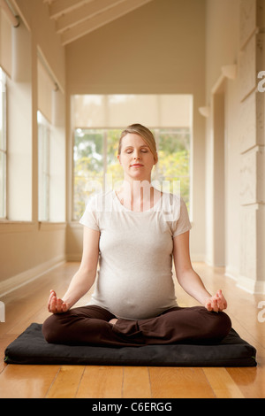 USA, California, Los Angeles, Beverly Hills, Schwangere, Yoga zu praktizieren Stockfoto