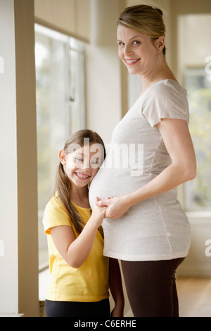 USA, California, Beverley Hills, umfassenden schwangere Mutter Tochter Stockfoto