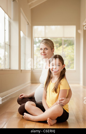 USA, Kalifornien, Beverley Hills, schwangere Mutter und Tochter Yoga zu praktizieren Stockfoto