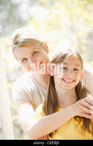 USA, California, Beverley Hills, Porträt von Tochter und Mutter zu umarmen Stockfoto