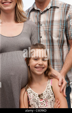 USA, California, Beverley Hills, schwangere Mutter, Vater und Tochter posiert für Porträt Stockfoto
