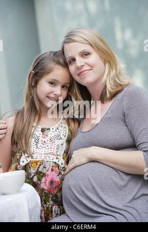 Porträt der schwangeren Mutter und Tochter umarmt, Beverley Hills, California, USA Stockfoto
