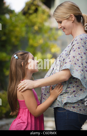 USA, California, Beverley Hills, schwangere Mutter stehen Auge in Auge mit Tochter Stockfoto