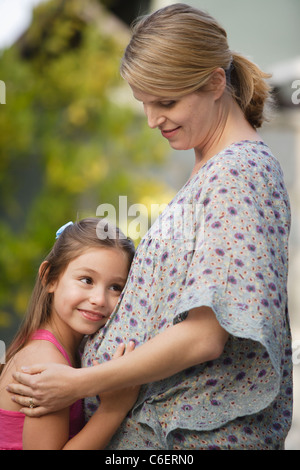 USA, Kalifornien, Beverley Hills, schwangere Mutter und Tochter, umarmen Stockfoto