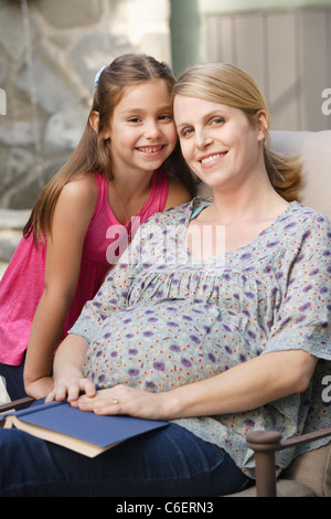 USA, California, Beverley Hills, Porträt von schwangeren Mutter mit Tochter Stockfoto