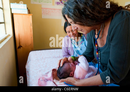 Ausländischen Facharzt von einer NGO, Blick auf ein Maya-Baby in einer kostenlosen Klinik im Großraum Atitlan, Guatemala Stockfoto