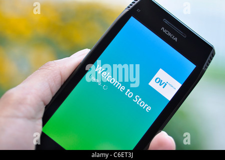 Hand mit Smartphone, Handy, Handy Stockfoto