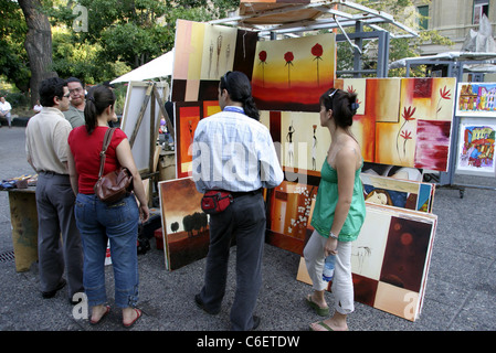 Gemälde zum Verkauf in der Plaza De Armas. Santiago, Chile, Südamerika Stockfoto