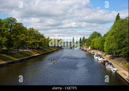 Kanuten und Boote auf dem Fluss Ouse, als es verläuft durch das Zentrum von der Stadt von York, England Stockfoto