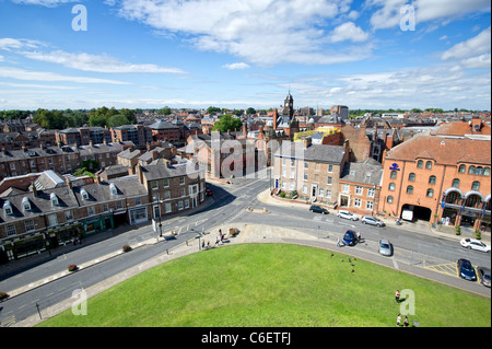 Blick über York City in Richtung York Minster von Cliffords Turmspitze (York Castle) Stockfoto