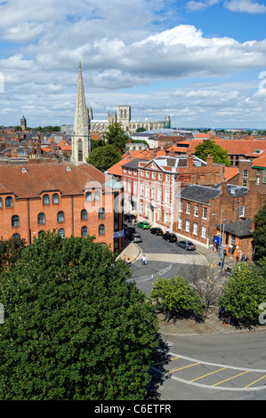 Blick über York City in Richtung York Minster von Cliffords Turmspitze (York Castle) Stockfoto