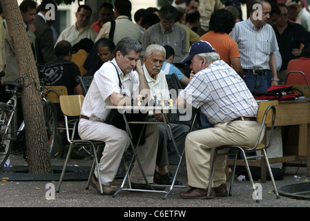 Männer spielen Schach in der Plaza de Armas. Stockfoto