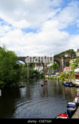 Blick entlang des Flusses Nidd und dem Viadukt in Knaresborough, North Yorkshire Stockfoto