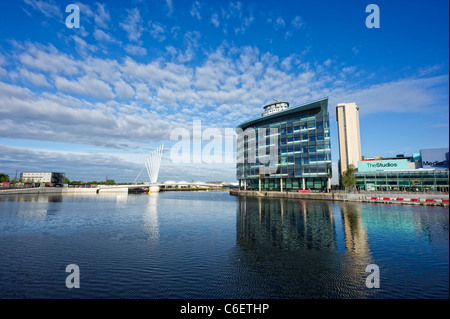 Blick über eine der Brücken und und Media City aus über eine von den Docks in Salford Quays in der Nähe von Manchester, England Stockfoto