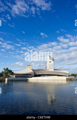 Imperial War Museum Norden wie aus über ein Dock in Salford Quays in der Nähe von Manchester, England Stockfoto